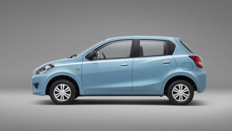 Ele é baseado no Nissan Micra (March, no Brasil), apresentando as seguintes dimensões: 3,78 metros de comprimento (2,45m de espaço entre-eixos), 1,48m de altura e 1,63m de largura | <a href="%20https://preprod.quatrorodas.abril.com.br/noticias/fabricantes/datsun-go-" rel="migration"></a>