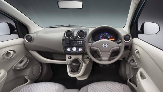 Por dentro, o porta-luvas foi removido e o câmbio foi colocado numa posição mais próxima ao volante | <a href="%20https://preprod.quatrorodas.abril.com.br/noticias/fabricantes/datsun-go-revelado-746884.shtml" rel="migration">Leia mais</a> Por dentro, o porta-luvas foi removido e o câmbio foi colocado numa posição mais próxima ao volante | <a href="%20https://preprod.quatrorodas.abril.com.br/noticias/fabricantes/datsun-go-revelado-746884.shtml" rel="migration">Leia mais</a>