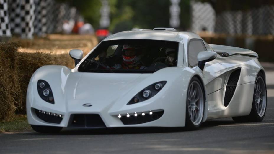 A Sin, fabricante automotiva alemã, colocou o supercarro R1 em movimento diante do público pela primeira vez no último final de semana, durante o Festival de Goodwood | <a href="%20https://preprod.quatrorodas.abril.com.br/noticias/fabricantes/sin-r1-circula-goodwood" rel="migration"></a>