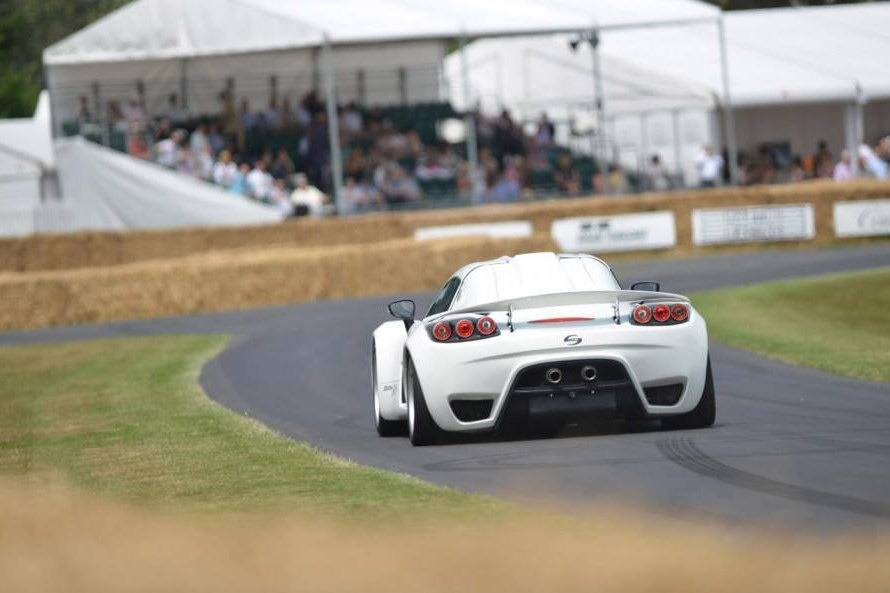 O modelo havia sido revelado em janeiro deste ano, durante um evento tamb&eacute;m no Reino Unido | <a href="%20https://preprod.quatrorodas.abril.com.br/noticias/fabricantes/sin-r1-circula-goodwood-747110.shtml" rel="migration">Leia mais</a>