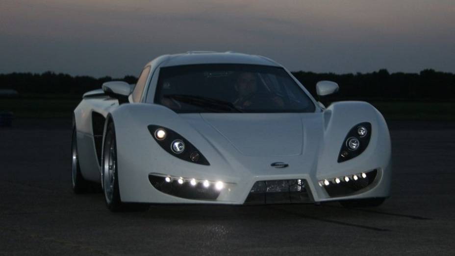Ele &eacute; movido por um motor 6.2 V8 origin&aacute;rio da GM, de 518 cavalos de pot&ecirc;ncia, contando ainda com transmiss&atilde;o manual de seis marchas e tra&ccedil;&atilde;o traseira | <a href="%20https://preprod.quatrorodas.abril.com.br/noticias/fabricantes/sin-r1-circula-goodwood-747110.shtml" rel="migration">L</a>