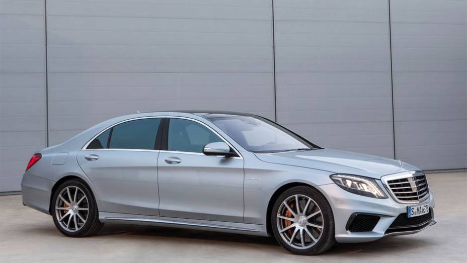 O S63 segue o conceito de design da linha AMG, apresentando para-choques reformulados | <a href="https://preprod.quatrorodas.abril.com.br/saloes/frankfurt/2013/mercedes-benz-s63-amg-751703.shtml" rel="migration">Leia mais</a>