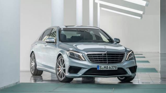 Sob o capô, o sedã é equipado com motor 5.5 V8 biturbo, oferecendo 585 cavalos de potência e 91,8 mkgf de torque | <a href="https://preprod.quatrorodas.abril.com.br/saloes/frankfurt/2013/mercedes-benz-s63-amg-751703.shtml" rel="migration">Leia mais</a> Sob o capô, o sedã é equipado com motor 5.5 V8 biturbo, oferecendo 585 cavalos de potência e 91,8 mkgf de torque | <a href="https://preprod.quatrorodas.abril.com.br/saloes/frankfurt/2013/mercedes-benz-s63-amg-751703.shtml" rel="migration">Leia mais</a>