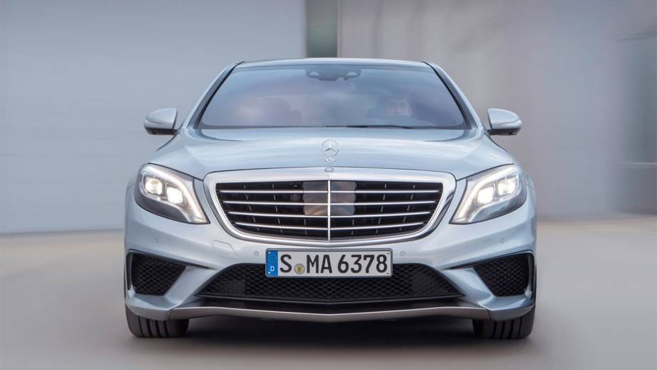 A transmissão é esportiva: AMG SPEEDSHIFT MCT, de sete velocidades | <a href="https://preprod.quatrorodas.abril.com.br/saloes/frankfurt/2013/mercedes-benz-s63-amg-751703.shtml" rel="migration">Leia mais</a>