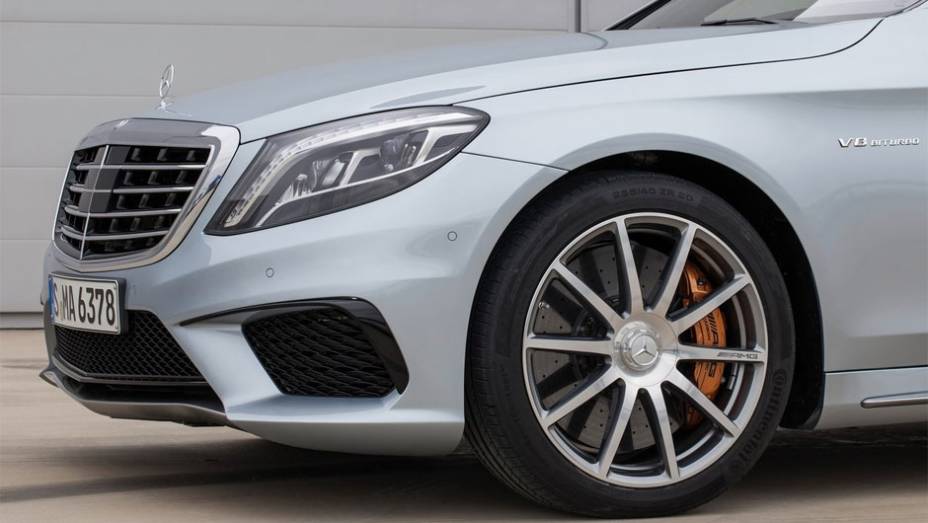 O S63 AMG 2014 apresenta saias laterais robustas e rodas de liga-leve de 19 polegadas | <a href="https://preprod.quatrorodas.abril.com.br/saloes/frankfurt/2013/mercedes-benz-s63-amg-751703.shtml" rel="migration">Leia mais</a>