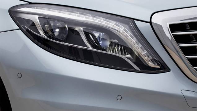Detalhe do farol dianteiro | <a href="https://preprod.quatrorodas.abril.com.br/saloes/frankfurt/2013/mercedes-benz-s63-amg-751703.shtml" rel="migration">Leia mais</a> Detalhe do farol dianteiro | <a href="https://preprod.quatrorodas.abril.com.br/saloes/frankfurt/2013/mercedes-benz-s63-amg-751703.shtml" rel="migration">Leia mais</a>