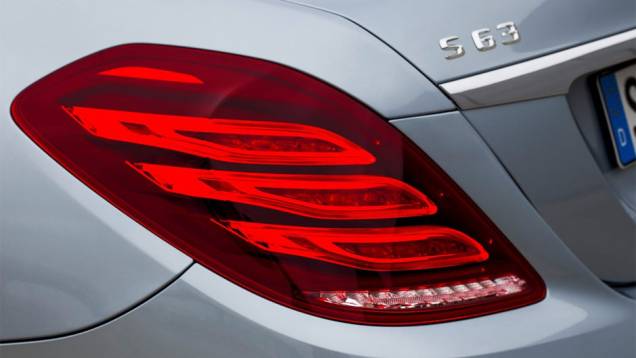 Detalhe da lanterna traseira | <a href="https://preprod.quatrorodas.abril.com.br/saloes/frankfurt/2013/mercedes-benz-s63-amg-751703.shtml" rel="migration">Leia mais</a> Detalhe da lanterna traseira | <a href="https://preprod.quatrorodas.abril.com.br/saloes/frankfurt/2013/mercedes-benz-s63-amg-751703.shtml" rel="migration">Leia mais</a>