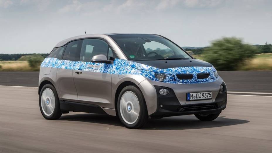 A montadora alemã revelou que o modelo será vendido no mercado britânico por 26.910 libras esterlinas | <a href="https://preprod.quatrorodas.abril.com.br/noticias/fabricantes/bmw-revela-fotos-informacoes-i3-747627.shtml" rel="migration">Leia mais</a>