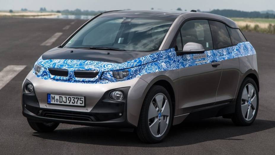 A BMW divulgou informações técnicas, preços e fotos com pouca camuflagem do i3 | <a href="https://preprod.quatrorodas.abril.com.br/noticias/fabricantes/bmw-revela-fotos-informacoes-i3-747627.shtml" rel="migration">Leia mais</a>