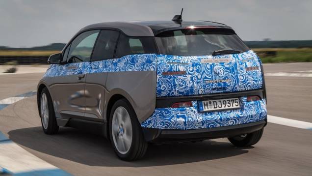 Esses valores correspondem à versão de entrada do i3, equipada com motor elétrico de 170 cavalos de potência e 25,4 kgfm de torque | <a href="https://preprod.quatrorodas.abril.com.br/noticias/fabricantes/bmw-revela-fotos-informacoes-i3-747627.shtml" rel="migration">Leia mais</a> Esses valores correspondem à versão de entrada do i3, equipada com motor elétrico de 170 cavalos de potência e 25,4 kgfm de torque | <a href="https://preprod.quatrorodas.abril.com.br/noticias/fabricantes/bmw-revela-fotos-informacoes-i3-747627.shtml" rel="migration">Leia mais</a>
