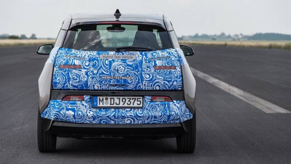 O carro tamb&eacute;m conta com bateria de &iacute;on-l&iacute;tio de 22 kWh, possibilitando autonomia de at&eacute; 160 km. | <a href="https://preprod.quatrorodas.abril.com.br/noticias/fabricantes/bmw-revela-fotos-informacoes-i3-747627.shtml" rel="migration">Leia mais</a>