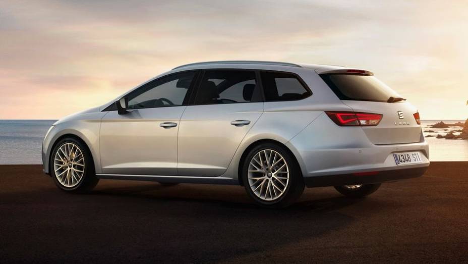 Pelo que pode ser visto nas imagens, ela foi modificada com o intuito de ganhar mais espa&ccedil;o de carga | <a href="https://preprod.quatrorodas.abril.com.br/saloes/frankfurt/2013/seat-leon-st-752095.shtml" rel="migration">Leia mais</a>