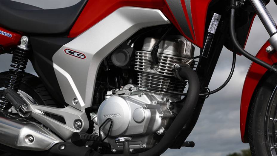 A linha CG 150 apresenta o motor OHC de 149,2 cm³ e quatro tempos com sistema Flex | <a href="https://preprod.quatrorodas.abril.com.br/moto/noticias/honda-lanca-cg-2014-totalmente-renovada-748587.shtml" rel="migration">Leia mais</a>