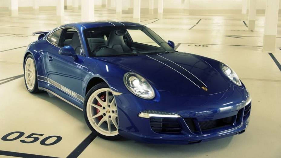 A Porsche revelou nessa segunda-feira (5) uma edição especial e única do 911 | <a href="https://preprod.quatrorodas.abril.com.br/noticias/fabricantes/porsche-celebra-5-milhoes-fas-facebook-911-especial-748940.shtml" rel="migration">Leia mais</a>