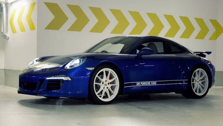 Baseada no Carrera 4S, ela foi criada para celebrar a marca de 5 milhões de fãs que "curtiram" a página da montadora no Facebook | <a href="https://preprod.quatrorodas.abril.com.br/noticias/fabricantes/porsche-celebra-5-milhoes-fas-facebook-911-especial-748940.sht" rel="migration"></a>