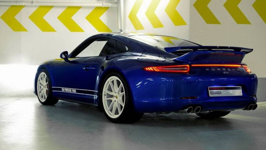 A cor de carroceria do modelo é azul, similar à tonalidade original da rede social, com alguns detalhes em branco | <a href="https://preprod.quatrorodas.abril.com.br/noticias/fabricantes/porsche-celebra-5-milhoes-fas-facebook-911-especial-748940.shtml" rel="migration"></a>