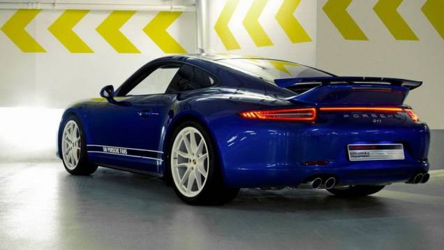 A cor de carroceria do modelo é azul, similar à tonalidade original da rede social, com alguns detalhes em branco | <a href="https://preprod.quatrorodas.abril.com.br/noticias/fabricantes/porsche-celebra-5-milhoes-fas-facebook-911-especial-748940.shtml" rel="migration"></a> A cor de carroceria do modelo é azul, similar à tonalidade original da rede social, com alguns detalhes em branco | <a href="https://preprod.quatrorodas.abril.com.br/noticias/fabricantes/porsche-celebra-5-milhoes-fas-facebook-911-especial-748940.shtml" rel="migration"></a>