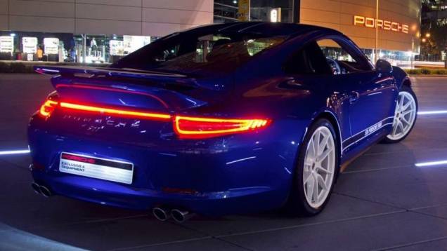 As rodas de liga-leve são de 20 polegadas, com suspensão esportiva rebaixada | <a href="https://preprod.quatrorodas.abril.com.br/noticias/fabricantes/porsche-celebra-5-milhoes-fas-facebook-911-especial-748940.shtml" rel="migration">Leia mais</a> As rodas de liga-leve são de 20 polegadas, com suspensão esportiva rebaixada | <a href="https://preprod.quatrorodas.abril.com.br/noticias/fabricantes/porsche-celebra-5-milhoes-fas-facebook-911-especial-748940.shtml" rel="migration">Leia mais</a>