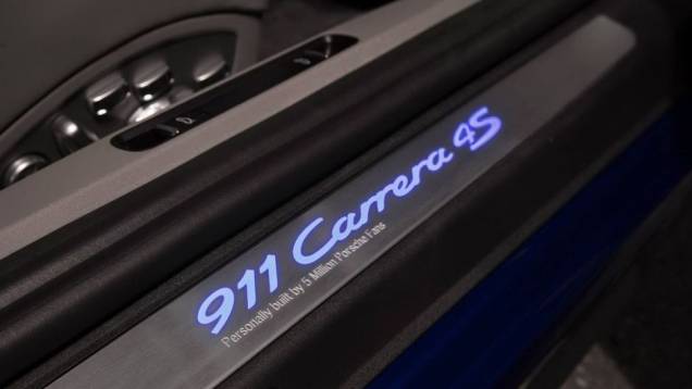 Há inscrição interna especial "Fabricado pessoalmente por 5 milhões de fãs da Porsche" | <a href="https://preprod.quatrorodas.abril.com.br/noticias/fabricantes/porsche-celebra-5-milhoes-fas-facebook-911-especial-748940.shtml" rel="migration">Leia mais</a> Há inscrição interna especial "Fabricado pessoalmente por 5 milhões de fãs da Porsche" | <a href="https://preprod.quatrorodas.abril.com.br/noticias/fabricantes/porsche-celebra-5-milhoes-fas-facebook-911-especial-748940.shtml" rel="migration">Leia mais</a>