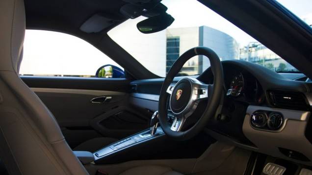 Não há qualquer modificação mecânica no 911 Carrera 4S Facebook Especial | <a href="https://preprod.quatrorodas.abril.com.br/noticias/fabricantes/porsche-celebra-5-milhoes-fas-facebook-911-especial-748940.shtml" rel="migration">Leia mais</a> Não há qualquer modificação mecânica no 911 Carrera 4S Facebook Especial | <a href="https://preprod.quatrorodas.abril.com.br/noticias/fabricantes/porsche-celebra-5-milhoes-fas-facebook-911-especial-748940.shtml" rel="migration">Leia mais</a>