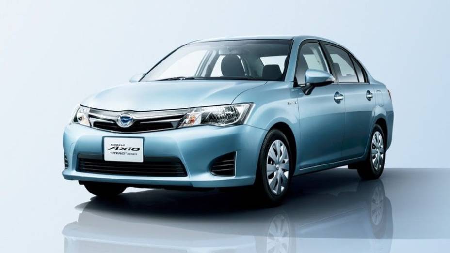 ...e o Corolla Axio Hybrid (sedã) | <a href="https://preprod.quatrorodas.abril.com.br/noticias/fabricantes/toyota-apresenta-novos-corollas-hibridos-japao-749123.shtml" rel="migration">Leia mais</a>