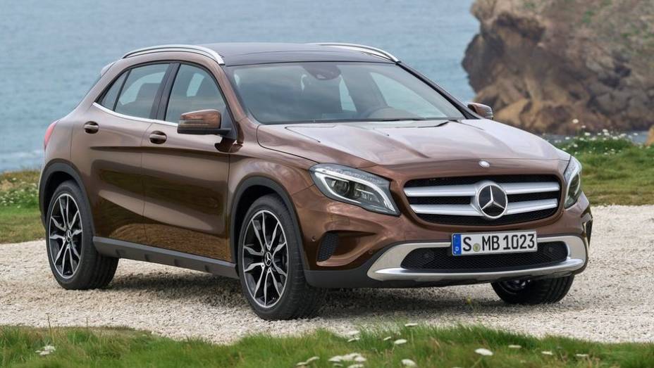 Após divulgar os esboços do modelo, a Mercedes-Benz revelou oficialmente o GLA 2015 | <a href="https://preprod.quatrorodas.abril.com.br/saloes/frankfurt/2013/mercedes-benz-gla-752127.shtml" rel="migration">Leia mais</a>