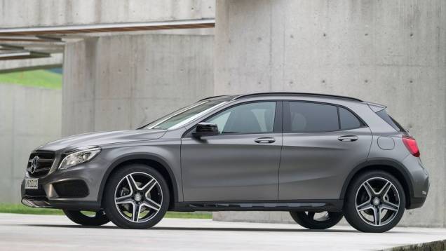 O crossover compacto possui 4.417 milímetros de comprimento, 1.804 milímetros de largura, 1.494 milímetros de altura e tem um coeficiente aerodinâmico de 0,29 | <a href="https://preprod.quatrorodas.abril.com.br/saloes/frankfurt/2013/mercedes-benz-gla-752127.shtml" rel="migration"></a> O crossover compacto possui 4.417 milímetros de comprimento, 1.804 milímetros de largura, 1.494 milímetros de altura e tem um coeficiente aerodinâmico de 0,29 | <a href="https://preprod.quatrorodas.abril.com.br/saloes/frankfurt/2013/mercedes-benz-gla-752127.shtml" rel="migration"></a>