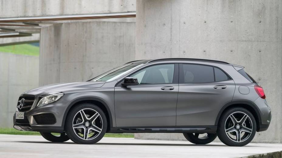 O crossover compacto possui 4.417 mil&iacute;metros de comprimento, 1.804 mil&iacute;metros de largura, 1.494 mil&iacute;metros de altura e tem um coeficiente aerodin&acirc;mico de 0,29 | <a href="https://preprod.quatrorodas.abril.com.br/saloes/frankfurt/2013/mercedes-benz-gla-752127.shtml" rel="migration"></a>