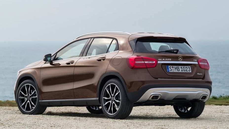 ...rodas maiores, escape duplo, spoiler traseiro e com o interior quase id&ecirc;ntico | <a href="https://preprod.quatrorodas.abril.com.br/saloes/frankfurt/2013/mercedes-benz-gla-752127.shtml" rel="migration">Leia mais</a>