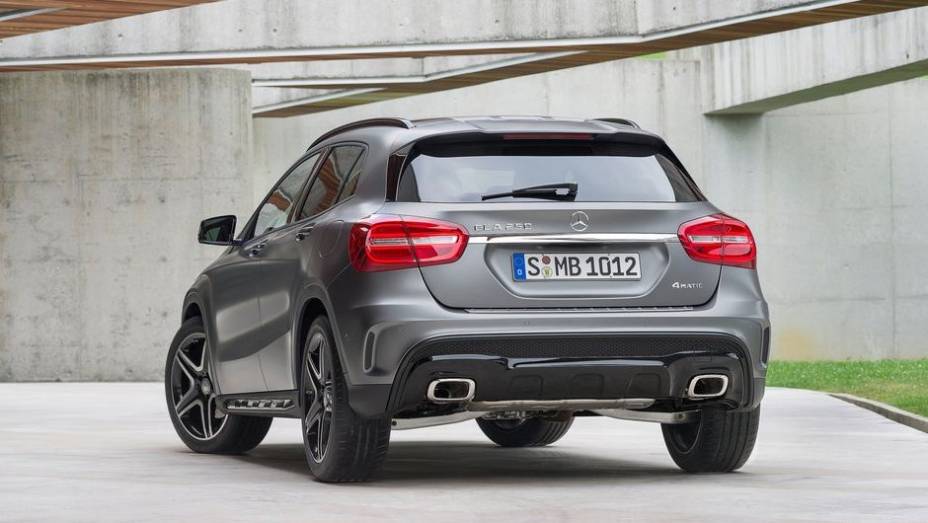 Tem um espa&ccedil;o de carga de 421 litros, com os assentos traseiros rebatidos esse n&uacute;mero sobe para 836 litros | <a href="https://preprod.quatrorodas.abril.com.br/saloes/frankfurt/2013/mercedes-benz-gla-752127.shtml" rel="migration">Leia mais</a>