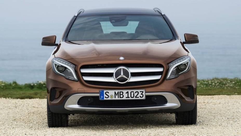 Os motores a gasolina incluem as versões 1.6 l com 156 cv, no GLA 200, e 2.0 l com 211 cv, no GLA 250 | <a href="https://preprod.quatrorodas.abril.com.br/saloes/frankfurt/2013/mercedes-benz-gla-752127.shtml" rel="migration">Leia mais</a>