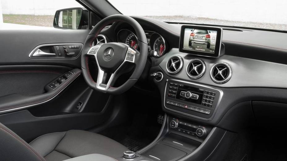 O GLA 250 equipado com o câmbio 4MATIC, segundo a Mercedes-Benz, fará de 0 a 100 km/h em 6,5 segundos, antes de alcançar uma velocidade máxima de 233 km/h | <a href="https://preprod.quatrorodas.abril.com.br/saloes/frankfurt/2013/mercedes-benz-gla-752127.shtml" rel="migration">Lei</a>