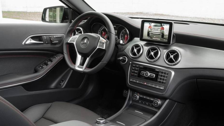 O GLA 250 equipado com o c&acirc;mbio 4MATIC, segundo a Mercedes-Benz, far&aacute; de 0 a 100 km/h em 6,5 segundos, antes de alcan&ccedil;ar uma velocidade m&aacute;xima de 233 km/h | <a href="https://preprod.quatrorodas.abril.com.br/saloes/frankfurt/2013/mercedes-benz-gla-752127.shtml" rel="migration">Lei</a>
