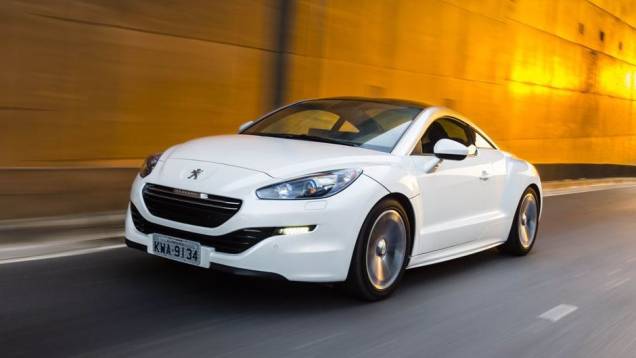 Passando a adotar a nova identidade visual da montadora francesa, o coupé esportivo será comercializado em versão única de acabamento no País, saindo por R$ 132.990 | <a href="https://preprod.quatrorodas.abril.com.br/noticias/fabricantes/peugeot-traz-novo-rcz-ao-b" rel="migration"></a> Passando a adotar a nova identidade visual da montadora francesa, o coupé esportivo será comercializado em versão única de acabamento no País, saindo por R$ 132.990 | <a href="https://preprod.quatrorodas.abril.com.br/noticias/fabricantes/peugeot-traz-novo-rcz-ao-b" rel="migration"></a>