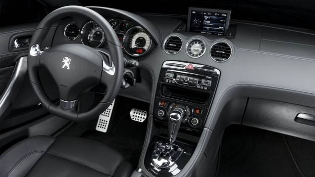 Três cores de carroceria estão disponíveis para o RCZ: preta (Perla Nera) e vermelha (Erythrée), metalizadas, e branca (Nacré), perolizada | <a href="https://preprod.quatrorodas.abril.com.br/noticias/fabricantes/peugeot-traz-novo-rcz-ao-brasil-749989.shtml" rel="migration">Leia m</a> Três cores de carroceria estão disponíveis para o RCZ: preta (Perla Nera) e vermelha (Erythrée), metalizadas, e branca (Nacré), perolizada | <a href="https://preprod.quatrorodas.abril.com.br/noticias/fabricantes/peugeot-traz-novo-rcz-ao-brasil-749989.shtml" rel="migration">Leia m</a>