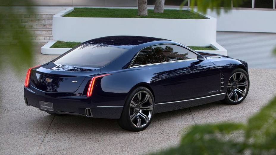 De acordo com a marca, o modelo representa o próximo passo do conceito de design Art & Science, já empregado em outros de seus veículos | <a href="https://preprod.quatrorodas.abril.com.br/noticias/fabricantes/cadillac-elmiraj-concept-revelado-750167.shtml" rel="migration">Leia ma</a>