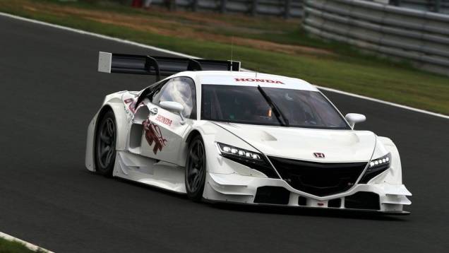 O modelo está plenamente adaptado ao regulamento já de 2014 da competição e da Federação Japonesa de Automobilismo | <a href="https://preprod.quatrorodas.abril.com.br/noticias/fabricantes/honda-revela-nsx-concept-gt-750208.shtml" rel="migration">Leia mais</a> O modelo está plenamente adaptado ao regulamento já de 2014 da competição e da Federação Japonesa de Automobilismo | <a href="https://preprod.quatrorodas.abril.com.br/noticias/fabricantes/honda-revela-nsx-concept-gt-750208.shtml" rel="migration">Leia mais</a>