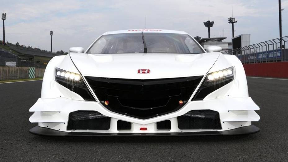 Vale lembrar que a versão de produção do Acura NSX deve ser lançada apenas em 2015 | <a href="https://preprod.quatrorodas.abril.com.br/noticias/fabricantes/honda-revela-nsx-concept-gt-750208.shtml" rel="migration">Leia mais</a>