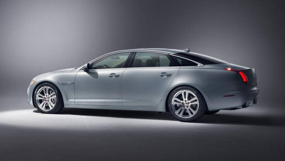 O carro conta com poucas mudanças externas - basicamente, a introdução de novas rodas de liga-leve de 18 polegadas - e muitas novidades internas | <a href="https://preprod.quatrorodas.abril.com.br/noticias/fabricantes/jaguar-revela-xj-2014-750619.shtml" rel="migration"></a>