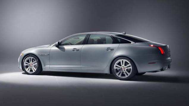 O carro conta com poucas mudanças externas - basicamente, a introdução de novas rodas de liga-leve de 18 polegadas - e muitas novidades internas | <a href="https://preprod.quatrorodas.abril.com.br/noticias/fabricantes/jaguar-revela-xj-2014-750619.shtml" rel="migration"></a> O carro conta com poucas mudanças externas - basicamente, a introdução de novas rodas de liga-leve de 18 polegadas - e muitas novidades internas | <a href="https://preprod.quatrorodas.abril.com.br/noticias/fabricantes/jaguar-revela-xj-2014-750619.shtml" rel="migration"></a>
