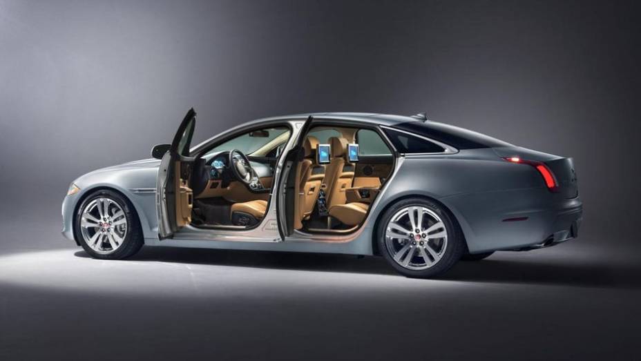 Os novos itens estão, sobretudo, na versão com entre-eixos alongado | <a href="https://preprod.quatrorodas.abril.com.br/noticias/fabricantes/jaguar-revela-xj-2014-750619.shtml" rel="migration">Leia mais</a>