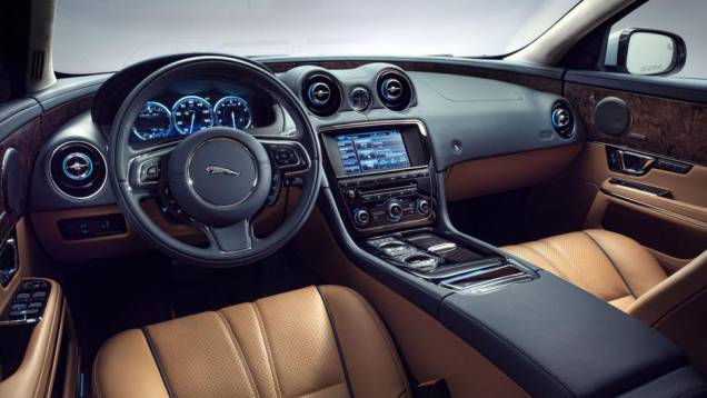 As opções de motorização são as mesmas do modelo anterior, mas o 2.0 turbo de quatro cilindros agora conta com sistema Start/Stop | <a href="https://preprod.quatrorodas.abril.com.br/noticias/fabricantes/jaguar-revela-xj-2014-750619.shtml" rel="migration">Leia mais</a> As opções de motorização são as mesmas do modelo anterior, mas o 2.0 turbo de quatro cilindros agora conta com sistema Start/Stop | <a href="https://preprod.quatrorodas.abril.com.br/noticias/fabricantes/jaguar-revela-xj-2014-750619.shtml" rel="migration">Leia mais</a>