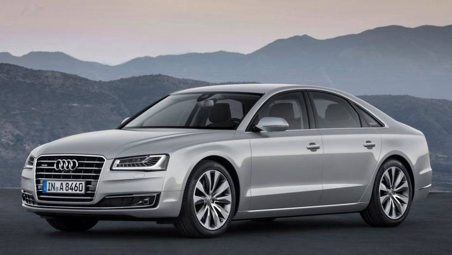 A Audi mostrou sua renovada linha A8 | <a href="https://preprod.quatrorodas.abril.com.br/saloes/frankfurt/2013/audi-a8-2014-753145.shtml" rel="migration">Leia mais</a>