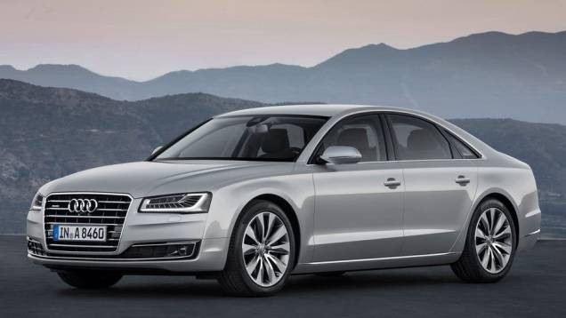 A Audi mostrou sua renovada linha A8 | <a href="https://preprod.quatrorodas.abril.com.br/saloes/frankfurt/2013/audi-a8-2014-753145.shtml" rel="migration">Leia mais</a> A Audi mostrou sua renovada linha A8 | <a href="https://preprod.quatrorodas.abril.com.br/saloes/frankfurt/2013/audi-a8-2014-753145.shtml" rel="migration">Leia mais</a>