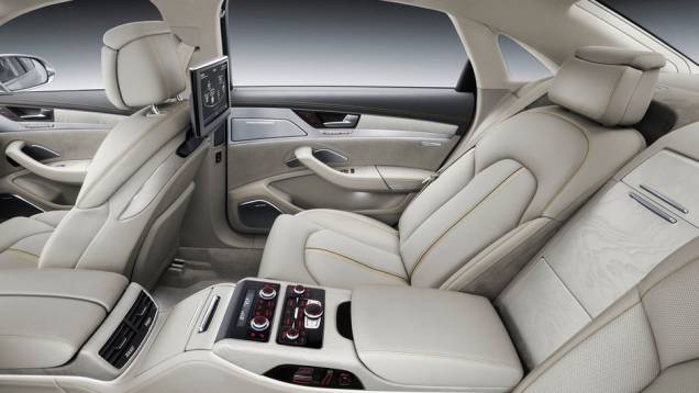 Falando sobre o interior do carro, os bancos dianteiros são ventilados e contam com a função "Massagem", bem como ajustes elétricos gerais (A8 e A8L) | <a href="https://preprod.quatrorodas.abril.com.br/saloes/frankfurt/2013/audi-a8-2014-753145.shtml" rel="migration">Leia mais</a> Falando sobre o interior do carro, os bancos dianteiros são ventilados e contam com a função "Massagem", bem como ajustes elétricos gerais (A8 e A8L) | <a href="https://preprod.quatrorodas.abril.com.br/saloes/frankfurt/2013/audi-a8-2014-753145.shtml" rel="migration">Leia mais</a>