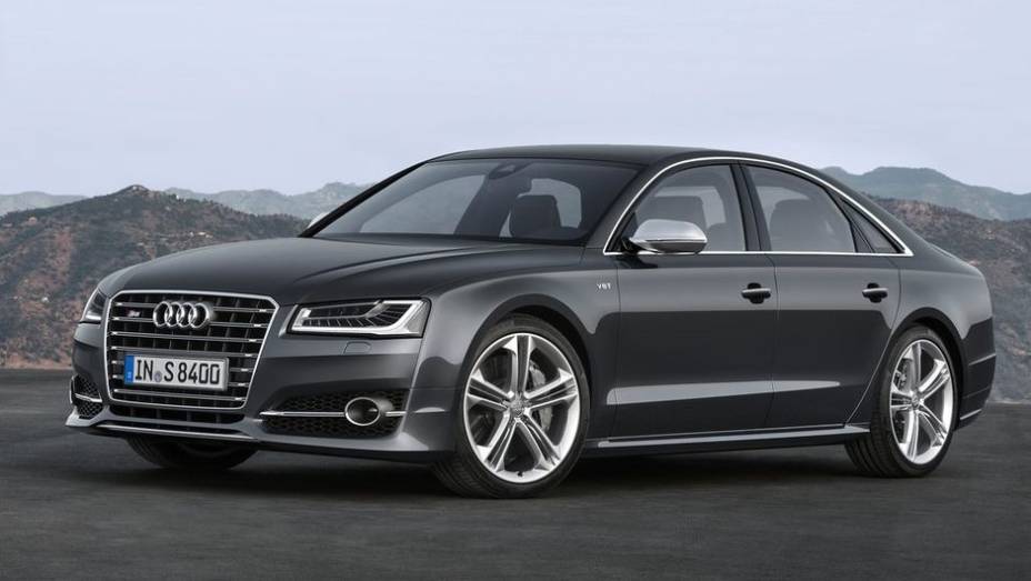 Quanto à motorização, diversas opções estão disponíveis. A inicial tem o 3.0 TFSI, de 310 cavalos de potência, e o S8 (foto), 4.0 TFSI configurado para 520 cv | <a href="https://preprod.quatrorodas.abril.com.br/saloes/frankfurt/2013/audi-a8-2014-753145.shtml" rel="migration">Leia</a>