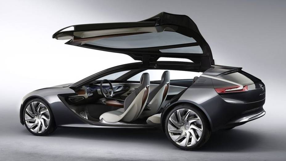 Por fora, o Monza concept mostra ser uma mescla de coup&eacute; com perua, tendo 4,69 metros de comprimento | <a href="https://preprod.quatrorodas.abril.com.br/saloes/frankfurt/2013/opel-monza-concept-752069.shtml" rel="migration">Leia mais</a>