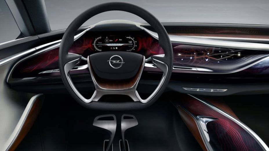 Mas &eacute; internamente que o carro-conceito mais chama a aten&ccedil;&atilde;o. No lugar de pain&eacute;is tradicionais, h&aacute; apenas um grande display, que vai de uma ponta a outra do modelo | <a href="https://preprod.quatrorodas.abril.com.br/saloes/frankfurt/2013/opel-monza-concept-752069." rel="migration"></a>