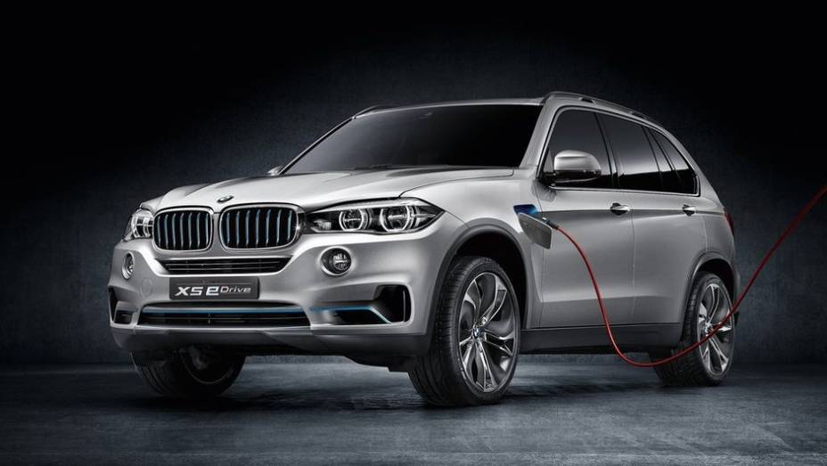 A BMW exibiu as primeiras fotos oficiais do Concept X5 eDrive, que será apresentado ao público no próximo Salão de Frankfurt | <a href="https://preprod.quatrorodas.abril.com.br//saloes/frankfurt/2013/bmw-concept-x5-edrive-752125.shtml" rel="migration">Leia mais</a>