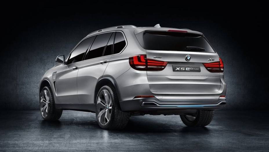Quanto &agrave; motoriza&ccedil;&atilde;o, &eacute; utilizado um bloco de 4 cilindros turbo, cujas especifica&ccedil;&otilde;es t&eacute;cnicas ainda n&atilde;o foram informadas | <a href="https://preprod.quatrorodas.abril.com.br//saloes/frankfurt/2013/bmw-concept-x5-edrive-752125.shtml" rel="migration">Leia mais</a>
